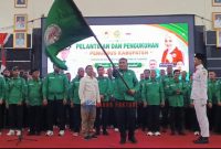 Ketua Umum PBVSI Karimun, Rocky Bawole menerima Bendera Pataka