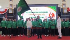 Ketua Umum PBVSI Karimun, Rocky Bawole menerima Bendera Pataka