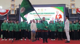 Ketua Umum PBVSI Karimun, Rocky Bawole menerima Bendera Pataka