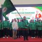 Ketua Umum PBVSI Karimun, Rocky Bawole menerima Bendera Pataka
