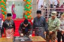 Penandatanganan prasasti Gedung MPP oleh Gubernur Kepri, H. Ansar Ahmad, S.E., M.M.