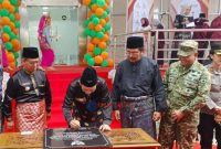 Penandatanganan prasasti Gedung MPP oleh Gubernur Kepri, H. Ansar Ahmad, S.E., M.M.