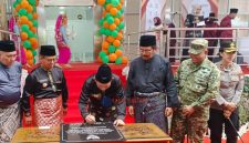 Penandatanganan prasasti Gedung MPP oleh Gubernur Kepri, H. Ansar Ahmad, S.E., M.M.