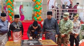 Penandatanganan prasasti Gedung MPP oleh Gubernur Kepri, H. Ansar Ahmad, S.E., M.M.