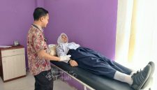 Salah satu siswa yang ikut tes kesehatan bea siswa PT Timah Tbk. (Foto: Dok. PT Timah Tbk)