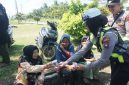 Polres Karimun melakukan pendekatan Humanis terhadap peserta aksi. Foto: Dok Humas Polres Karimun.