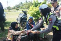 Polres Karimun melakukan pendekatan Humanis terhadap peserta aksi. Foto: Dok Humas Polres Karimun.