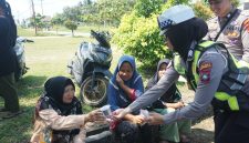 Polres Karimun melakukan pendekatan Humanis terhadap peserta aksi. Foto: Dok Humas Polres Karimun.