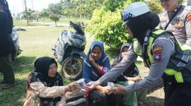 Polres Karimun melakukan pendekatan Humanis terhadap peserta aksi. Foto: Dok Humas Polres Karimun.