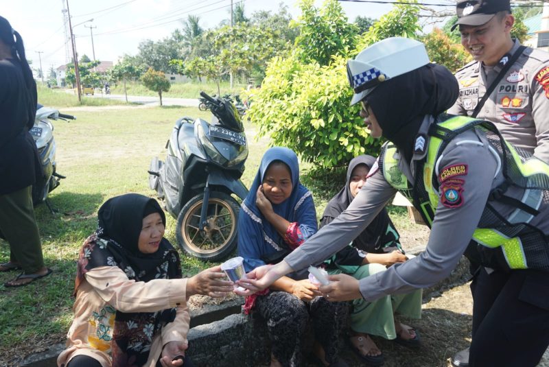 Polres Karimun melakukan pendekatan Humanis terhadap peserta aksi. Foto: Dok Humas Polres Karimun.
