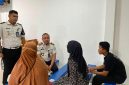 Kepala Rutan Kelas IIB Karimun, mendengarkan aspirasi dan masukan dari keluarga Warga Binaan Pemasyarakatan (WBP).