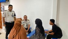 Kepala Rutan Kelas IIB Karimun, mendengarkan aspirasi dan masukan dari keluarga Warga Binaan Pemasyarakatan (WBP).