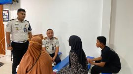 Kepala Rutan Kelas IIB Karimun, mendengarkan aspirasi dan masukan dari keluarga Warga Binaan Pemasyarakatan (WBP).