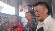 Ketua Rumah Duka Cetya Vidia Sagara saat memebrikan keterangan pers didampingi Anggota DPRD Karimun, Bupati Karimun, Kapolsek Meral