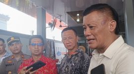 Ketua Rumah Duka Cetya Vidia Sagara saat memebrikan keterangan pers didampingi Anggota DPRD Karimun, Bupati Karimun, Kapolsek Meral