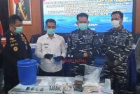 Komandan Kodaeral IV, Bupati Karimun, Danlanal TBK dan Kapolres Karimun menyaksikan pengujian barang bukti oleh Satresnarkoba Polres Karimun.