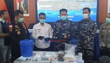 Komandan Kodaeral IV, Bupati Karimun, Danlanal TBK dan Kapolres Karimun menyaksikan pengujian barang bukti oleh Satresnarkoba Polres Karimun.