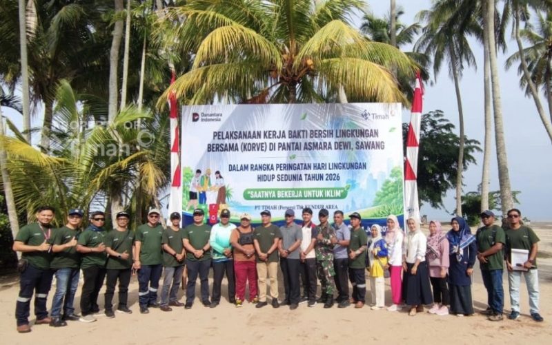 PT Timah Tbk Bersama Masyarakat Kerja Bakti Membersihkan Pantai Asmara Dewi dalam rangka Hari Lingkungan Hidup Sedunia.