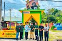 Division Head Area Kundur PT TIMAH, Ronanta, menyerahkan secara simbolis Gerbang Tanjak kepada Kepala Desa Sawang Laut, Jefrizal, di kawasan Gerbang Tanjak 