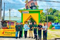 Division Head Area Kundur PT TIMAH, Ronanta, menyerahkan secara simbolis Gerbang Tanjak kepada Kepala Desa Sawang Laut, Jefrizal, di kawasan Gerbang Tanjak 