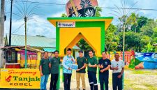 Division Head Area Kundur PT TIMAH, Ronanta, menyerahkan secara simbolis Gerbang Tanjak kepada Kepala Desa Sawang Laut, Jefrizal, di kawasan Gerbang Tanjak