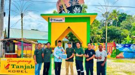 Division Head Area Kundur PT TIMAH, Ronanta, menyerahkan secara simbolis Gerbang Tanjak kepada Kepala Desa Sawang Laut, Jefrizal, di kawasan Gerbang Tanjak 