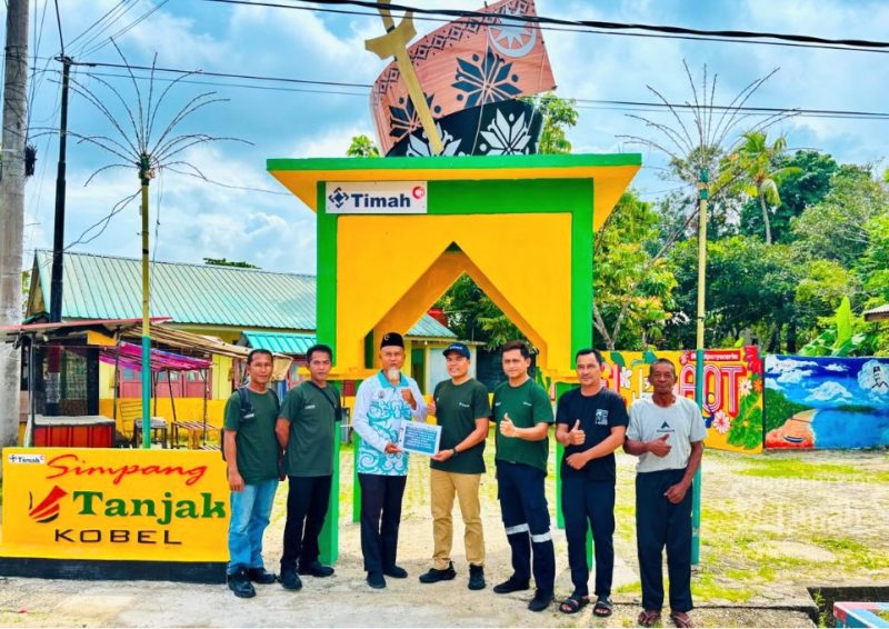 Division Head Area Kundur PT TIMAH, Ronanta, menyerahkan secara simbolis Gerbang Tanjak kepada Kepala Desa Sawang Laut, Jefrizal, di kawasan Gerbang Tanjak 