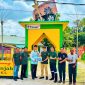 Division Head Area Kundur PT TIMAH, Ronanta, menyerahkan secara simbolis Gerbang Tanjak kepada Kepala Desa Sawang Laut, Jefrizal, di kawasan Gerbang Tanjak 
