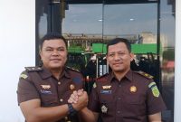 Dedi Simatupang dan Dhonny Armandos setelah acara sertijab di Kejari Karimun.