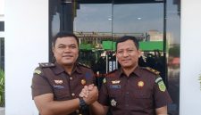 Dedi Simatupang dan Dhonny Armandos setelah acara sertijab di Kejari Karimun.