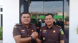 Dedi Simatupang dan Dhonny Armandos setelah acara sertijab di Kejari Karimun.
