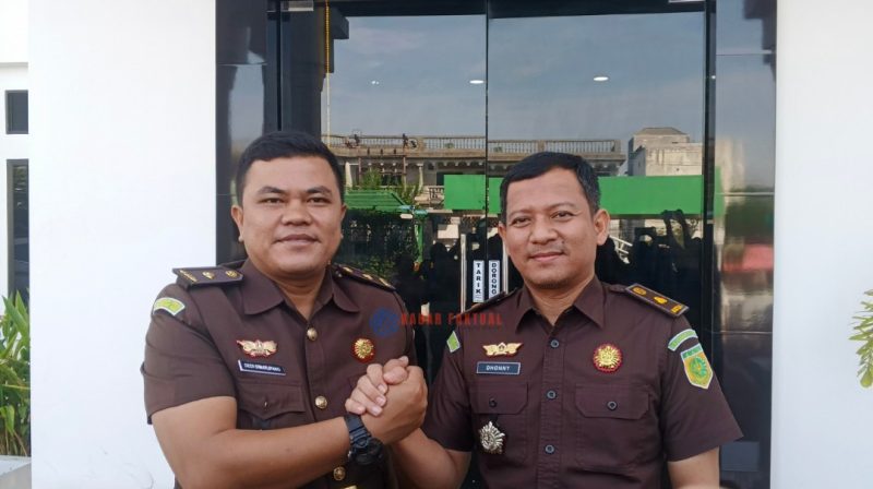 Dedi Simatupang dan Dhonny Armandos setelah acara sertijab di Kejari Karimun.