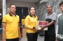 Kapolres Karimun, AKBP Yunita Stevani menyerahkan paket sembako kepada masyarakat.