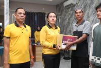 Kapolres Karimun, AKBP Yunita Stevani menyerahkan paket sembako kepada masyarakat.