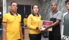 Kapolres Karimun, AKBP Yunita Stevani menyerahkan paket sembako kepada masyarakat.