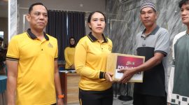 Kapolres Karimun, AKBP Yunita Stevani menyerahkan paket sembako kepada masyarakat.