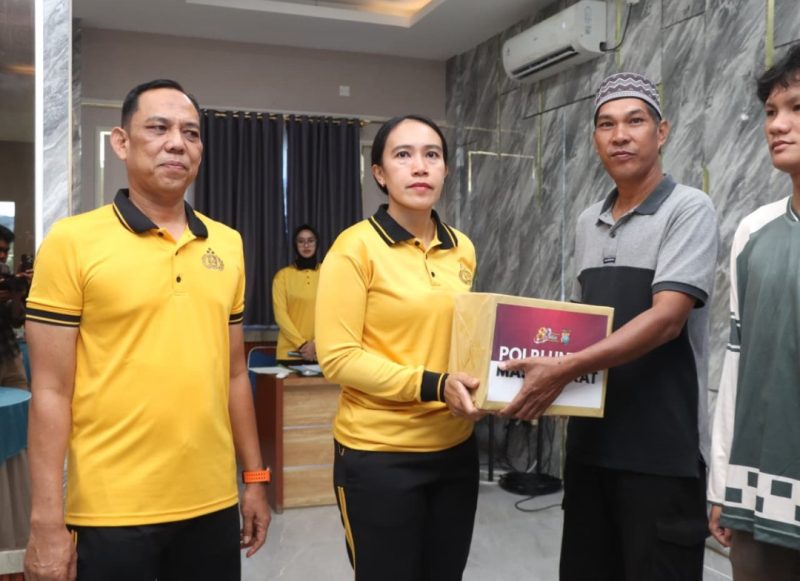 Kapolres Karimun, AKBP Yunita Stevani menyerahkan paket sembako kepada masyarakat.