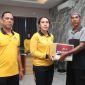 Kapolres Karimun, AKBP Yunita Stevani menyerahkan paket sembako kepada masyarakat.