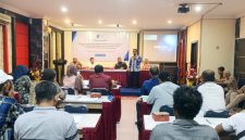 Bupati Karimun, Ing H. Iskandarsyah saat memberikan penjelasan terkait regulasi sedimentasi.