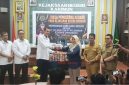 GM Pelindo menyerahkan hutang yang sudah tertunda 12 tahun kepada Direktur PT Pelabuhan Karimun.