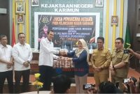 GM Pelindo menyerahkan hutang yang sudah tertunda 12 tahun kepada Direktur PT Pelabuhan Karimun.