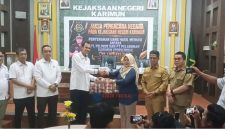 GM Pelindo menyerahkan hutang yang sudah tertunda 12 tahun kepada Direktur PT Pelabuhan Karimun.