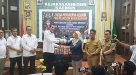 GM Pelindo menyerahkan hutang yang sudah tertunda 12 tahun kepada Direktur PT Pelabuhan Karimun.