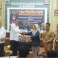 GM Pelindo menyerahkan hutang yang sudah tertunda 12 tahun kepada Direktur PT Pelabuhan Karimun.