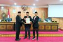 Wakil Bupati Karimun, Rocky Marciano Bawole, S.Sos., M.M., menyerahkan nota pengantar Laporan Pertanggungjawaban Pelaksanaan APBD Tahun Anggaran 2025.