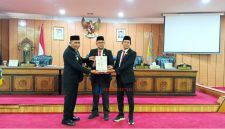 Wakil Bupati Karimun, Rocky Marciano Bawole, S.Sos., M.M., menyerahkan nota pengantar Laporan Pertanggungjawaban Pelaksanaan APBD Tahun Anggaran 2025.
