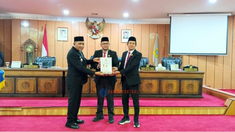 Wakil Bupati Karimun, Rocky Marciano Bawole, S.Sos., M.M., menyerahkan nota pengantar Laporan Pertanggungjawaban Pelaksanaan APBD Tahun Anggaran 2025.