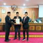 Wakil Bupati Karimun, Rocky Marciano Bawole, S.Sos., M.M., menyerahkan nota pengantar Laporan Pertanggungjawaban Pelaksanaan APBD Tahun Anggaran 2025.